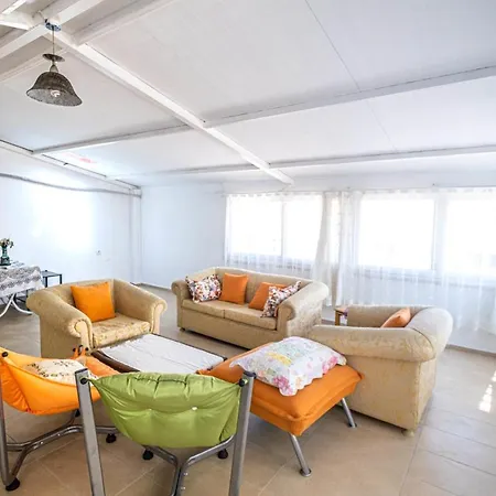 Daire Lovely House Near Beach With Backyard In *