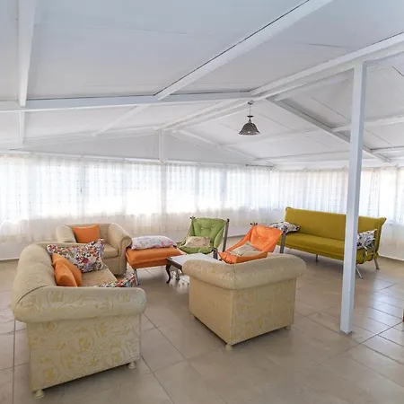 Daire Lovely House Near Beach With Backyard In *