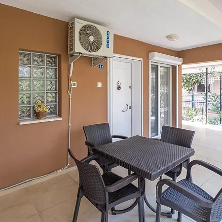 Lovely House Near Beach With Backyard In 公寓