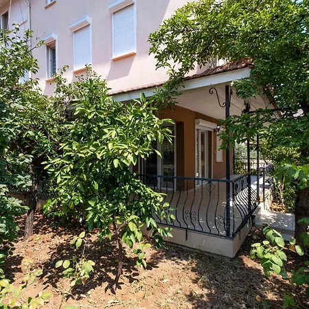 公寓 Lovely House Near Beach With Backyard In *