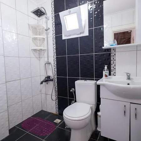 Daire Lovely House Near Beach With Backyard In *
